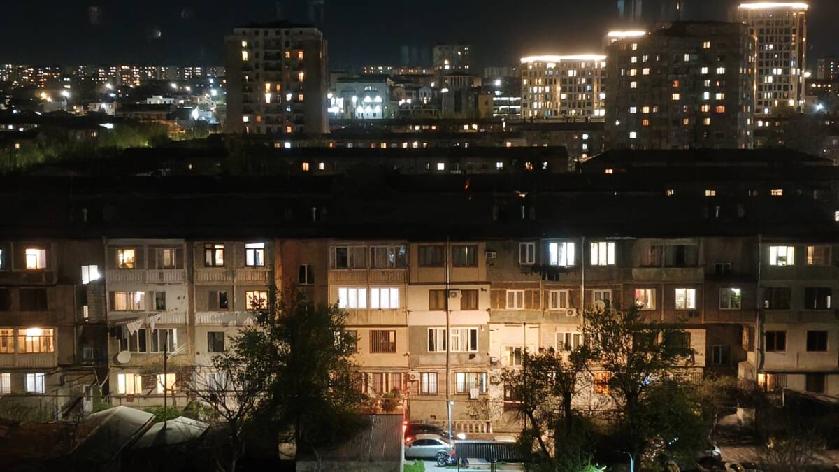 ночной город с многоэтажками realme 16 Pro 5G светят окна