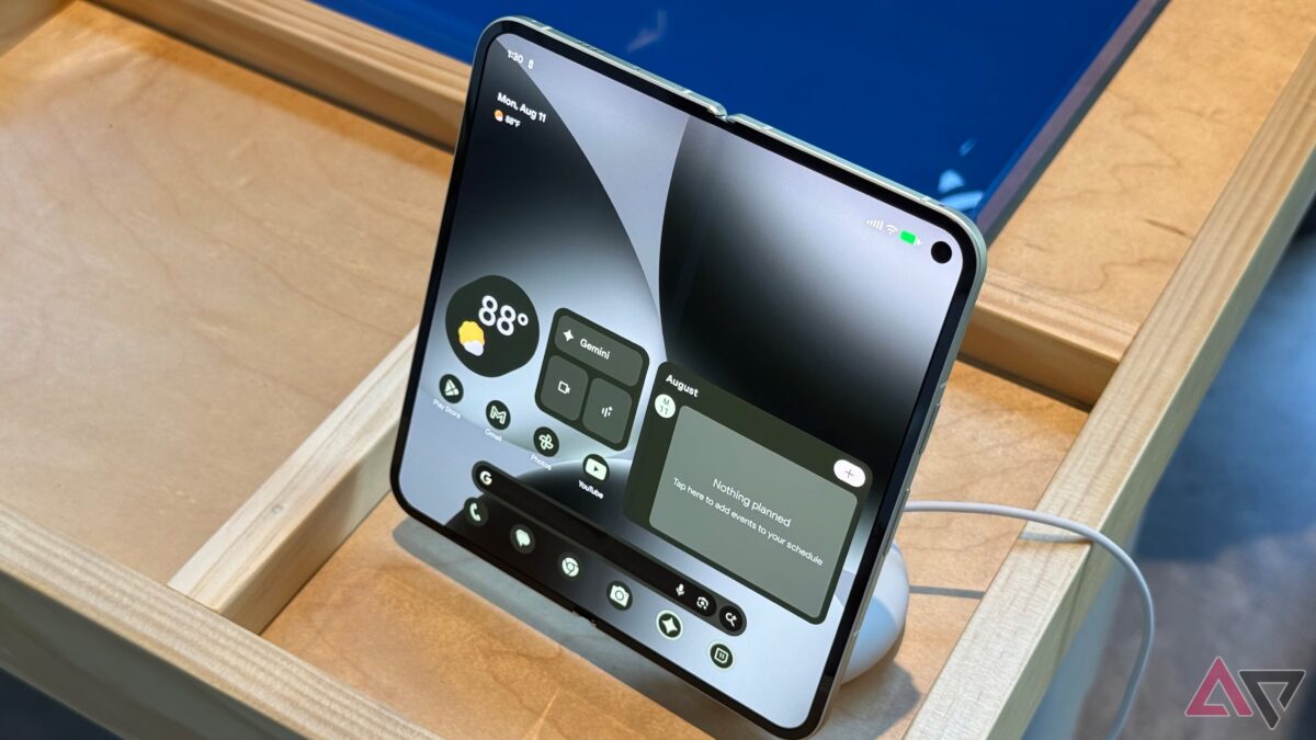 Складной телефон Pixel 11 Pro Fold на столе