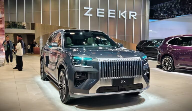 Электромобиль Zeekr 9X на выставке в зале