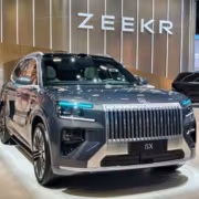 Электромобиль Zeekr 9X на выставке в зале