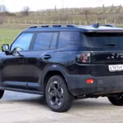 черный автомобиль Jetour T1 на дороге