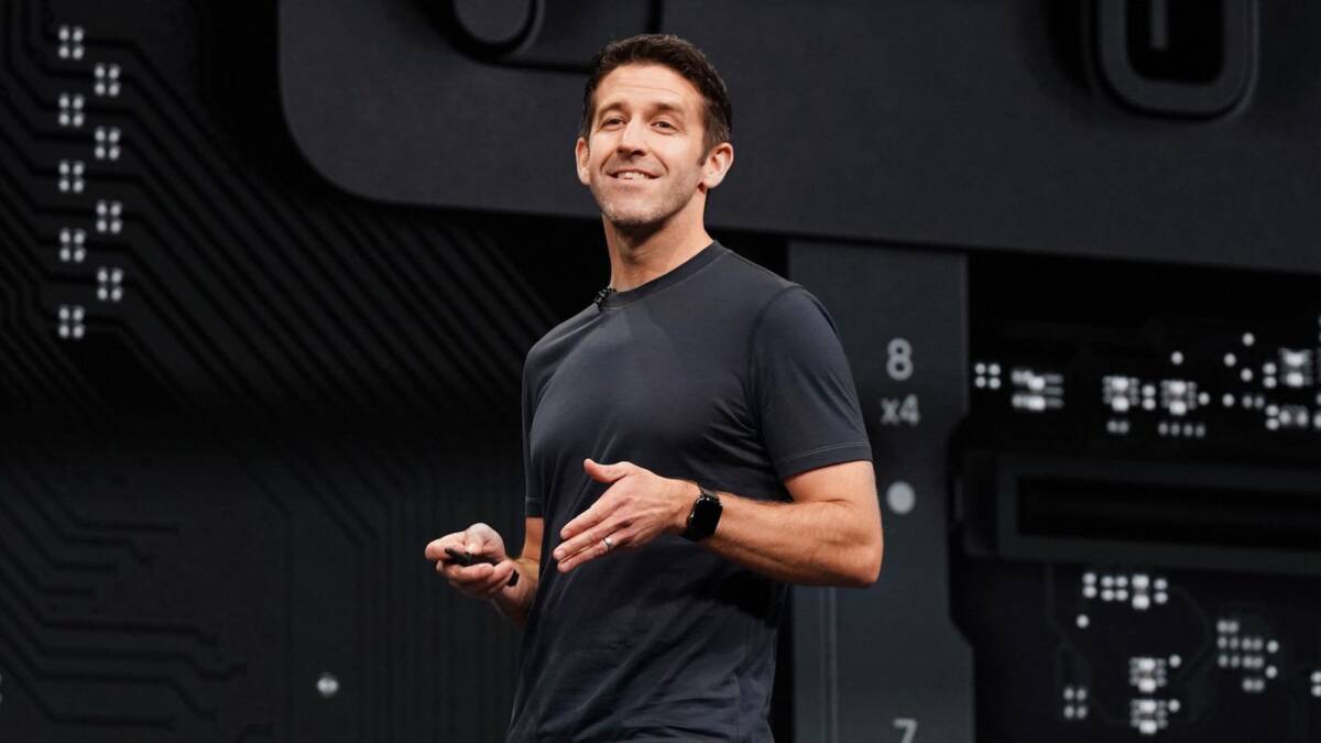 Мужчина на сцене с черной футболкой и часами