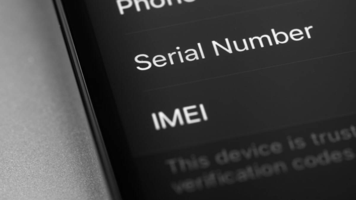 Модель смартфона с экраном, показывающим серийный номер и IMEI