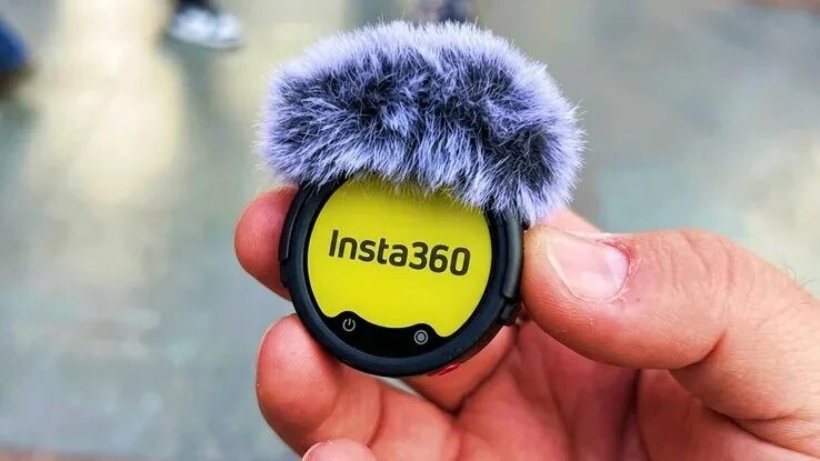 Маленький круглый микрофон Insta360 с мягким меховым чехлом