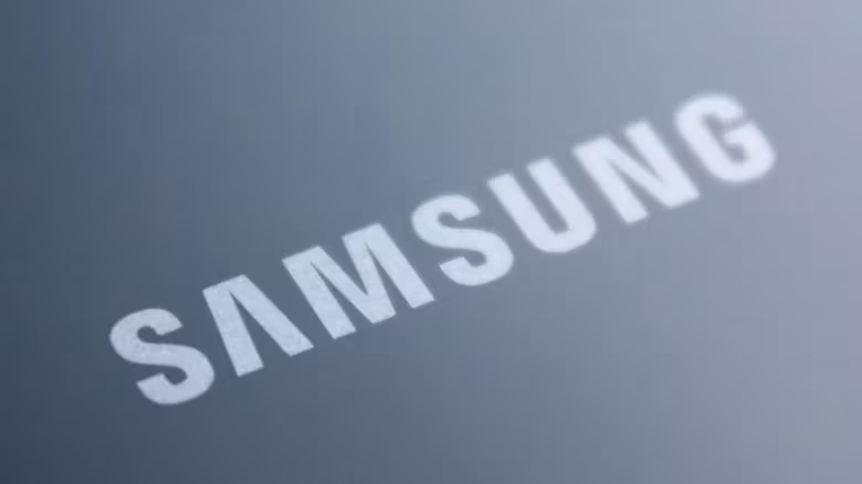 Логотип Samsung на поверхности металлического устройства