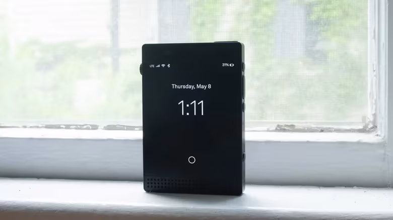 Экран Light Phone III показывает время и дату