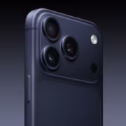 Тыльная сторона iPhone с тремя камерами и вспышкой