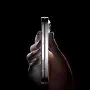 Hand holding iPhone с боковой кнопкой и камерой