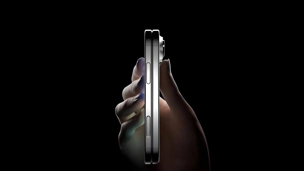 Рука держит iPhone Ultraсзади вид на кнопку и грани