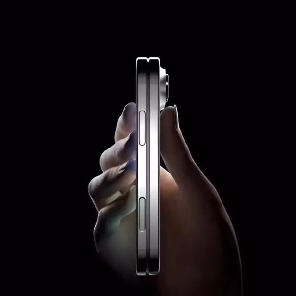 Рука держит iPhone Ultraсзади вид на кнопку и грани