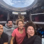 Группа астронавтов в скафандрах внутри МКС с ноутбуком HP ZBook Fury G9