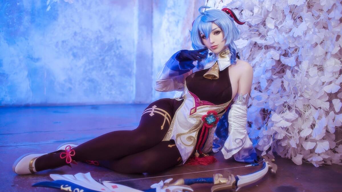 Гань Юй Genshin Impact косплей лежит на полу