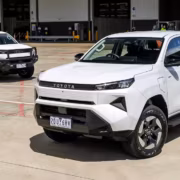 Белый электрический Toyota Hilux и маленький автокран