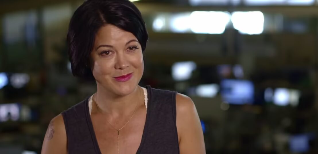 женщина с короткими тёмными волосами в чёрной майке