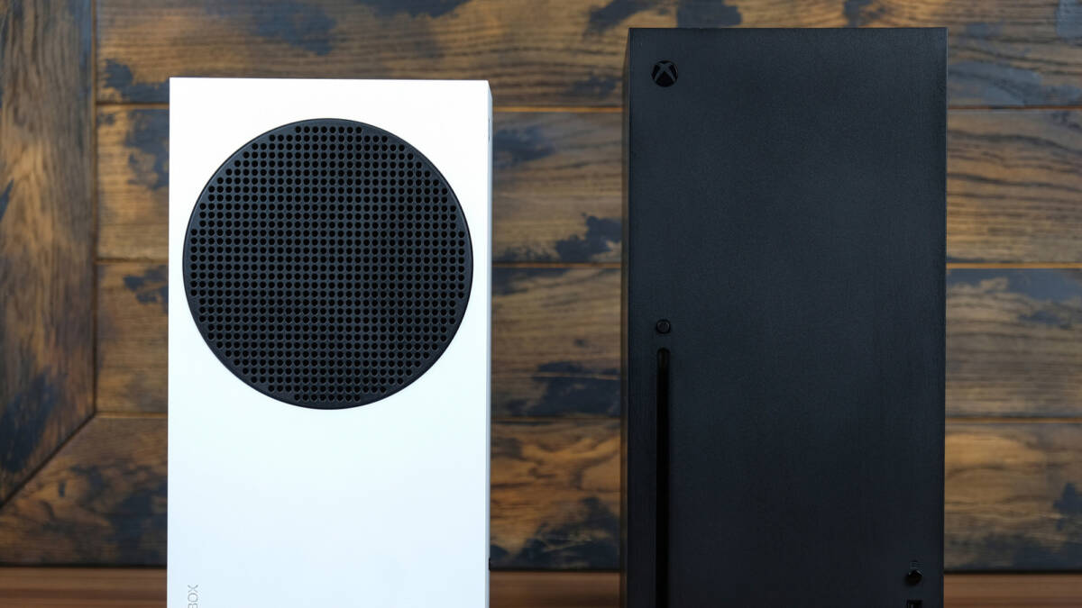 Две консоли Xbox Series X и Series S на деревянном фоне