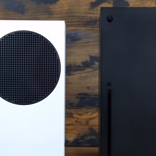 Две консоли Xbox Series X и Series S на деревянном фоне