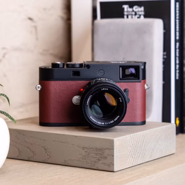 Камера Leica M11-P Chicago Edition на деревянной полке