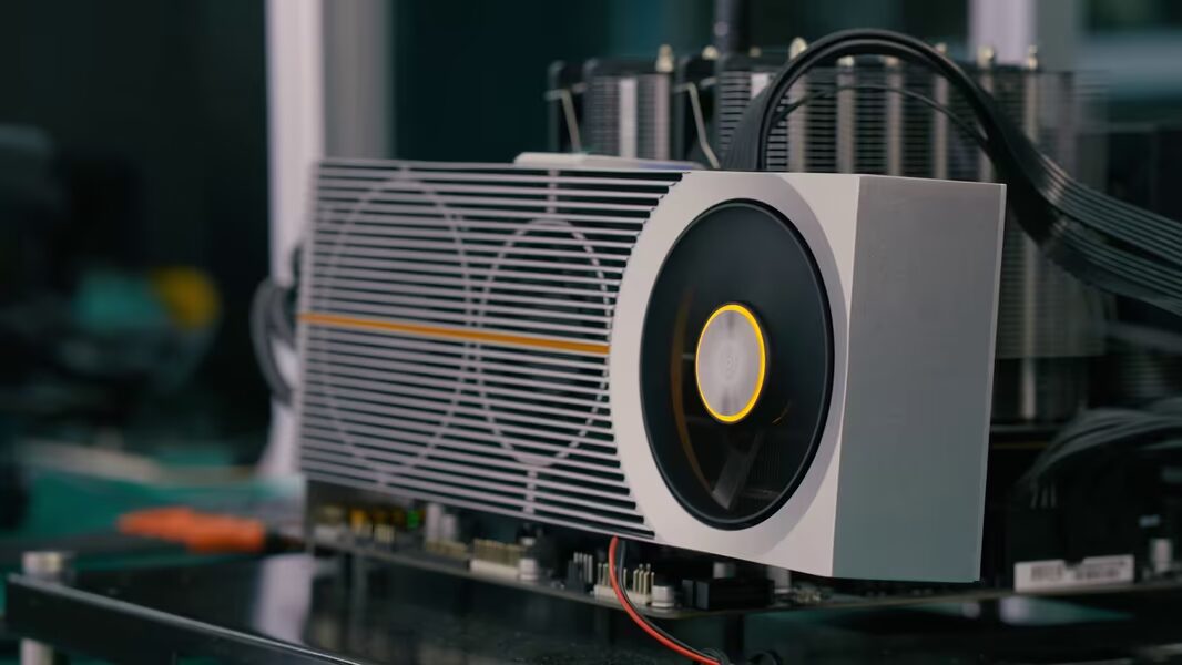 Видеокарта Lisuan Technology eXtreme LX 7G100 с охлаждением и вентилятором