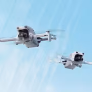 Два дрона DJI Lito 1 и Lito X1 в полёте в небе