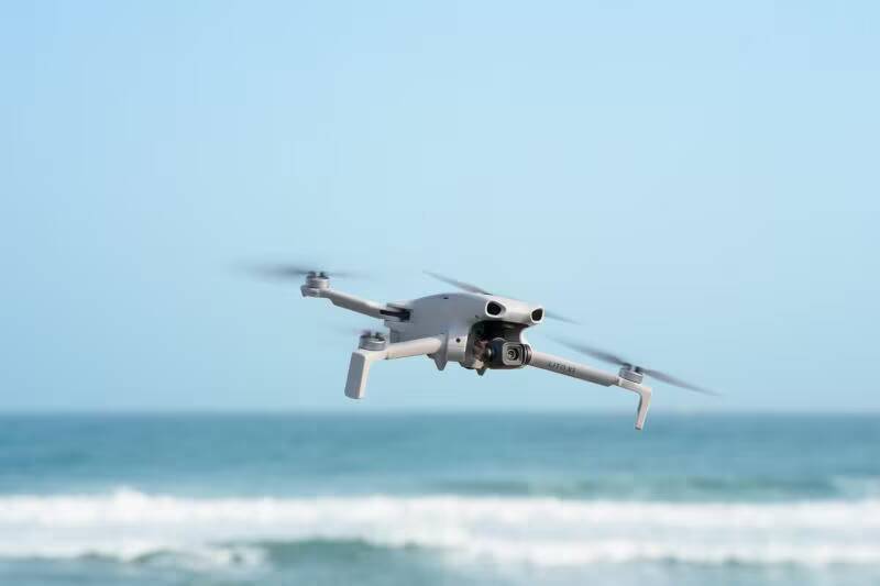 DJI Lito 1 и Lito X1 для новичков: 4K и до 36 минут полёта 2 Дрон DJI Lito 1 летит над морем
