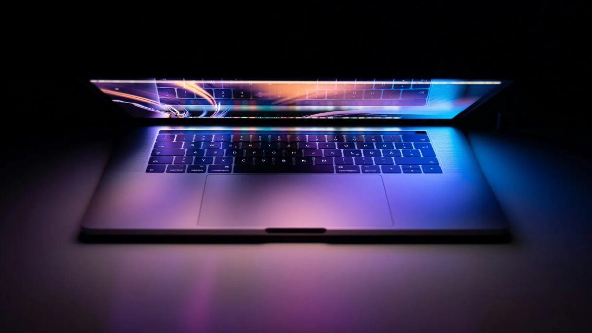 Ноутбук MacBook Ultra с подсветкой клавиатуры и ярким дисплеем