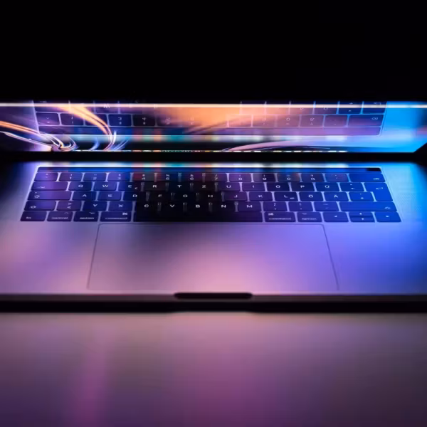 Ноутбук MacBook Ultra с подсветкой клавиатуры и ярким дисплеем