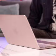 Pink MacBook и человек в черной куртке