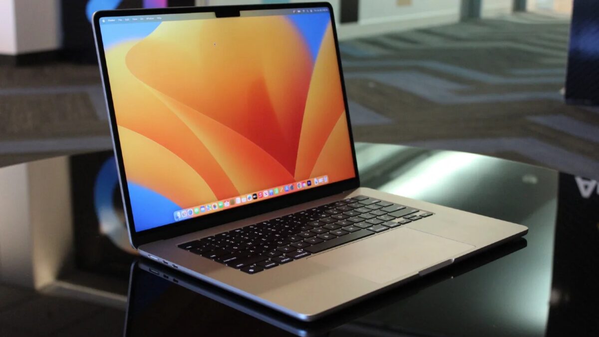 Ноутбук MacBook Ultra на выставке