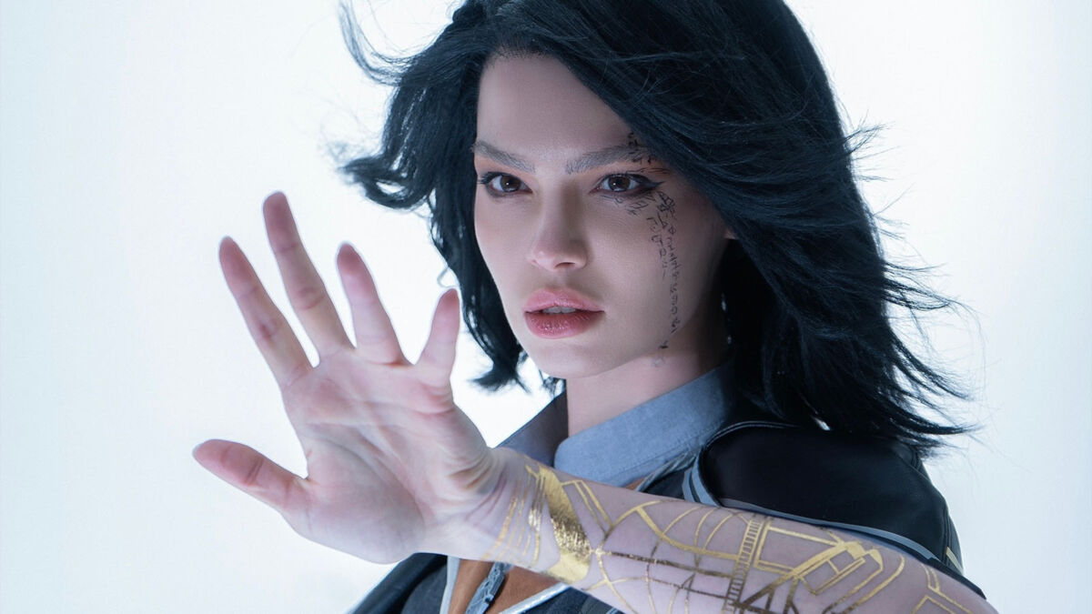 Женщина с черными волосами и татуировками из Clair Obscur Expedition 33