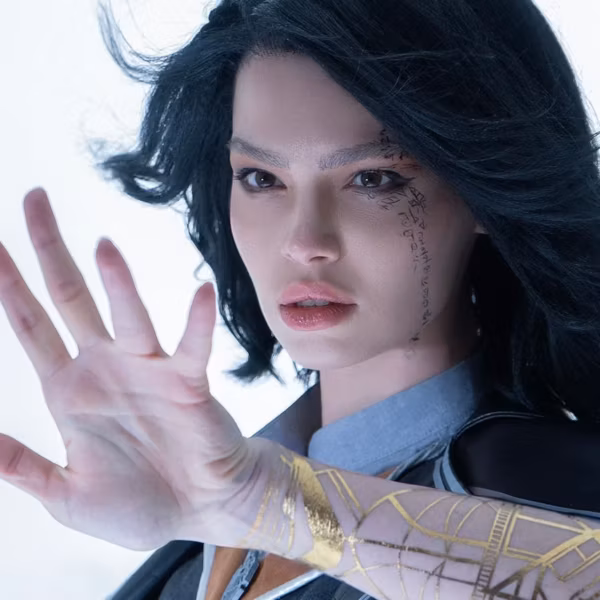 Женщина с черными волосами и татуировками из Clair Obscur Expedition 33