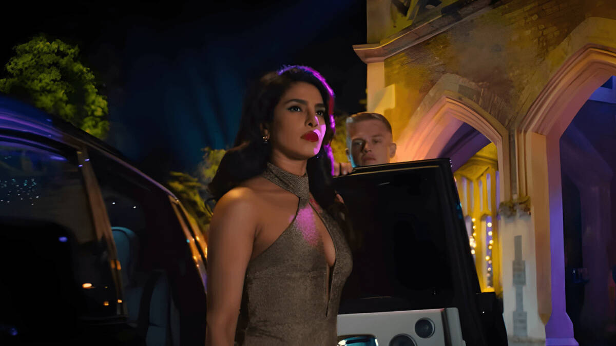 Дама в серебристом платье «Цитадель» на улице ночью