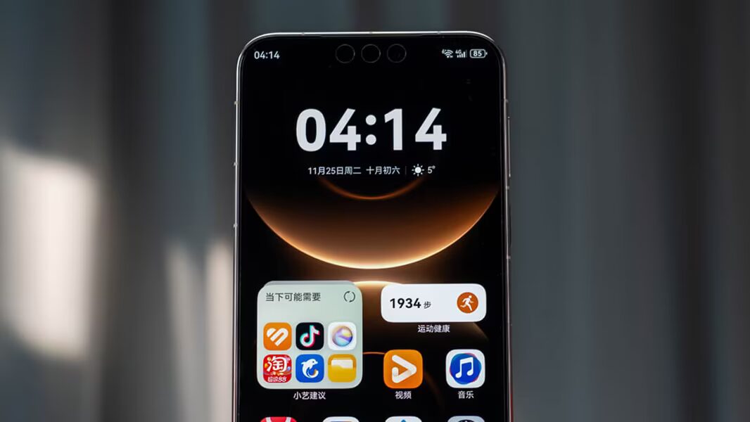 Смартфон Huawei с домашним экраном и временем