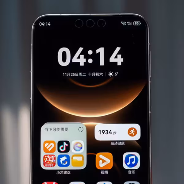 Смартфон Huawei с домашним экраном и временем