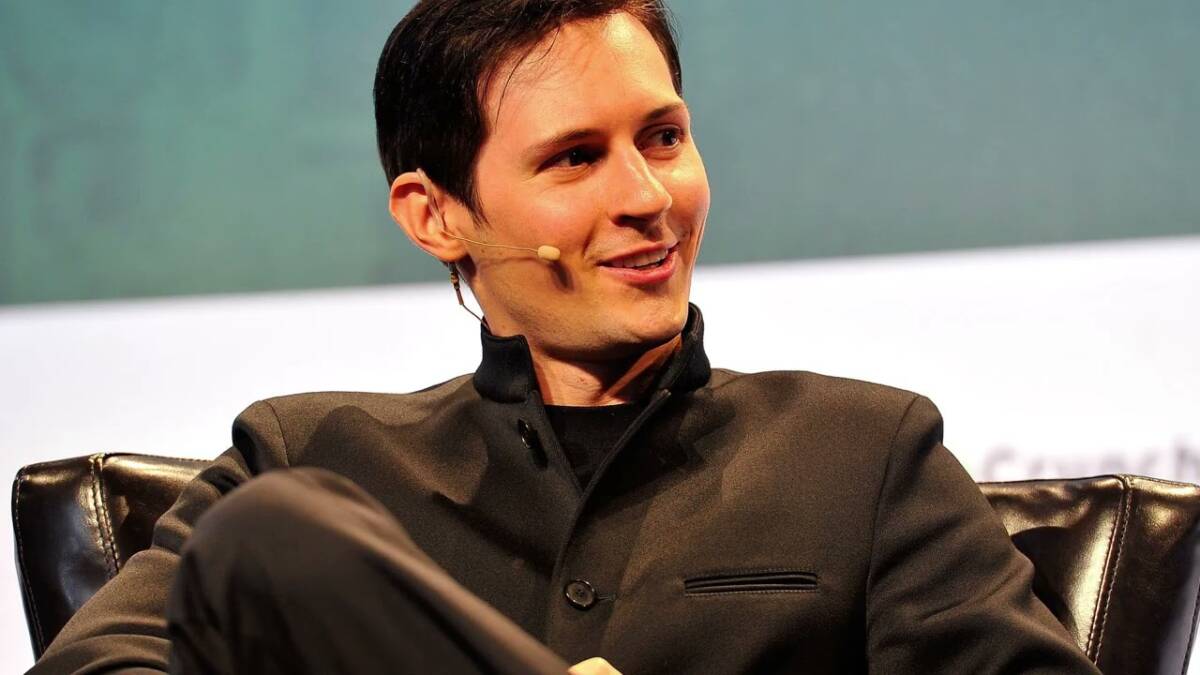 Человек с короткими тёмными волосами в темной куртке Дуров выпустил шансон