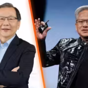 Два мужчины на сцене один с телефоном Медиакы