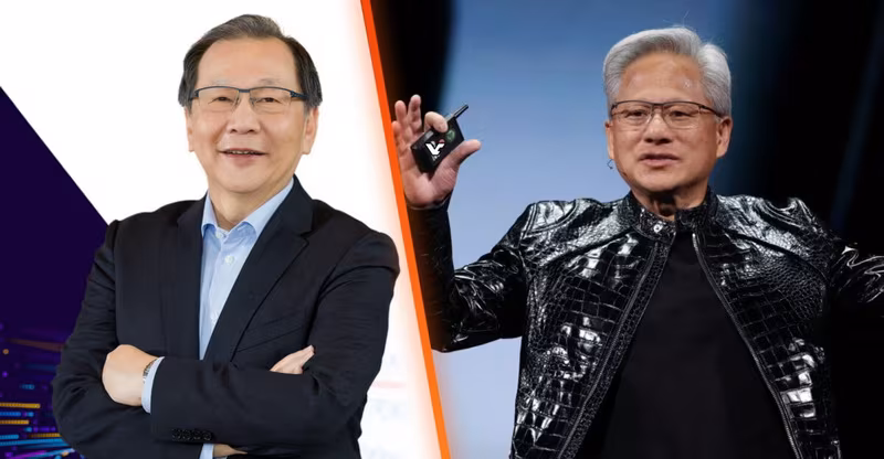 Два мужчины на сцене один с телефоном Медиакы