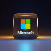 Логотип Microsoft на темной панели с подсветкой