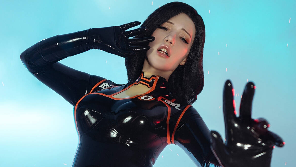 Косплей Миранды Лоусон из Mass Effect 2 от Лады Люмос женщина в черной латексной форме с парой перчаток