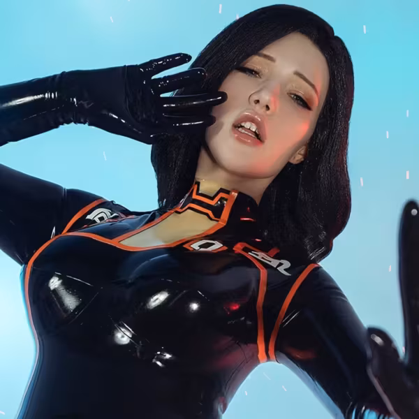 Косплей Миранды Лоусон из Mass Effect 2 от Лады Люмос женщина в черной латексной форме с парой перчаток