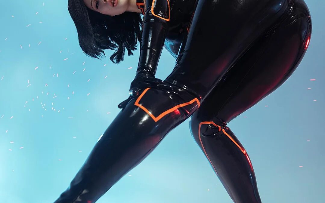 Косплей Миранды Лоусон из Mass Effect 2 от Лады Люмос в черной латексной одежде