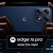 Две руки держат синий Motorola Edge 70 Pro с четырьмя камерами
