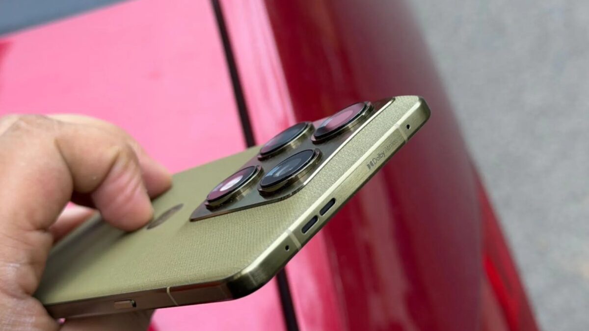 Человек держит смартфон Motorola с четырьмя камерами