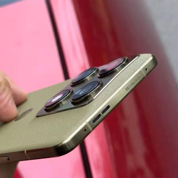 Человек держит смартфон Motorola с четырьмя камерами