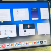Планшет Asus с андроид и открытыми приложениями