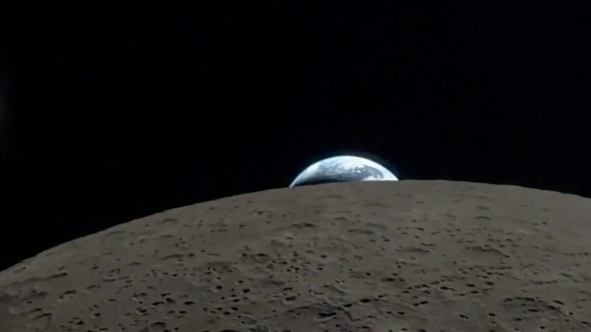 Земля в отражении на лунной поверхности в Orion