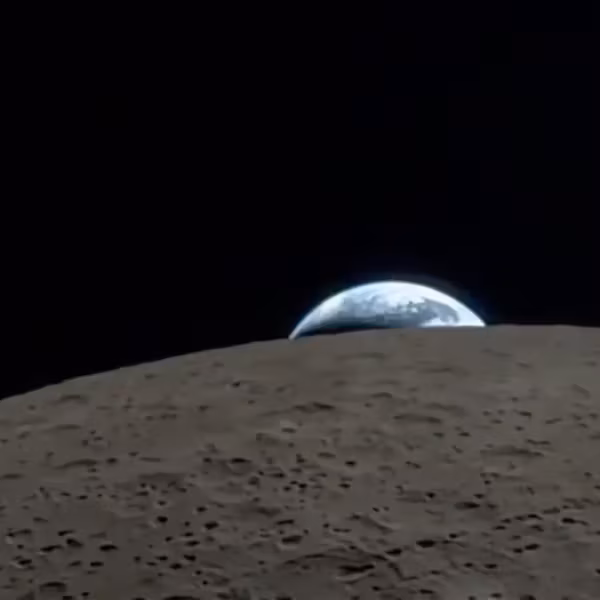 Земля в отражении на лунной поверхности в Orion