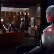 Робот с человеческим лицом и металлическим телом,