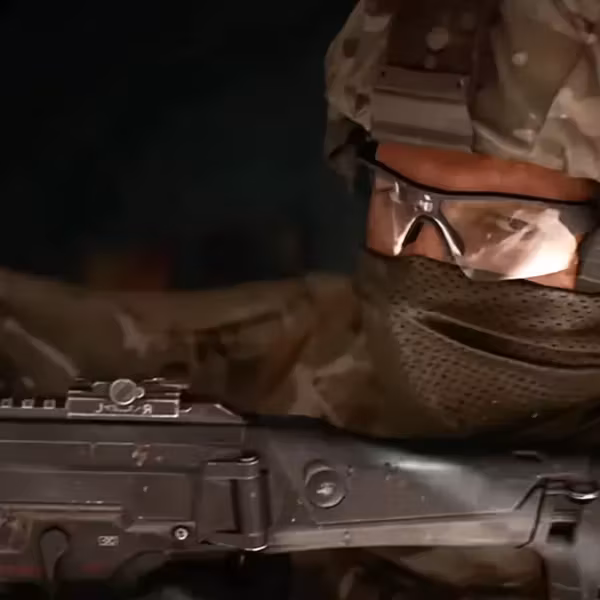 Военнослужащий с шлемом маской и автоматом Battlefield