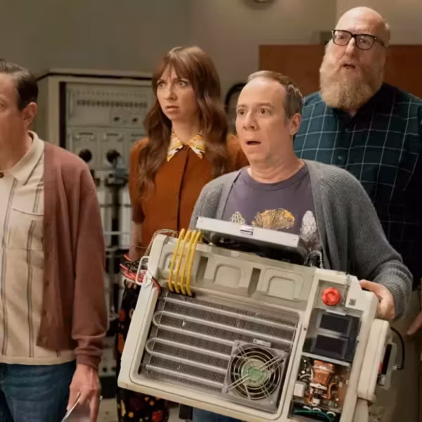 люди в лаборатории с электронным устройством из сериала Спин-офф Теории большого взрыва