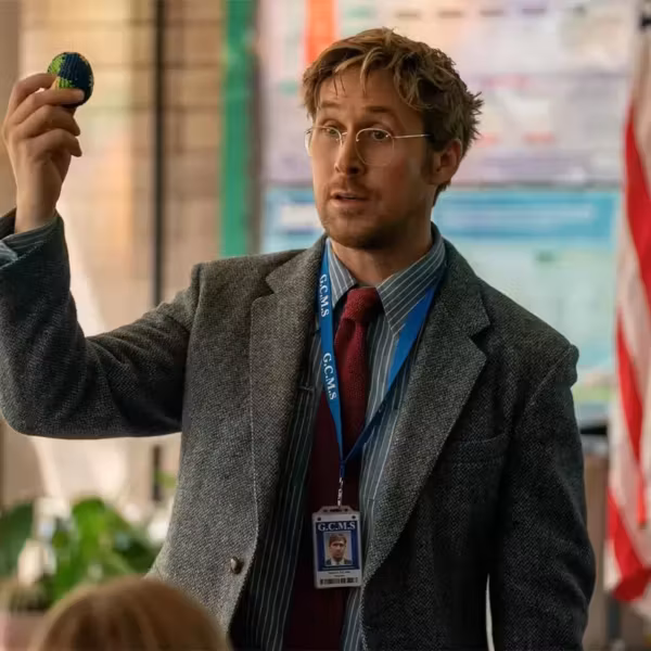 Мужчина в очках и пиджаке показывает модель. Райан Гослинг догнал «Супермена» в мировом прокате